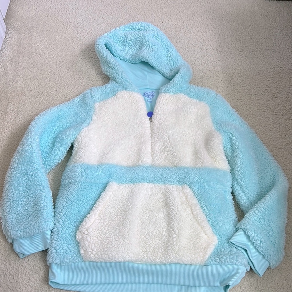 Very warm girls cozy hoodies good used condition, make me a offer.